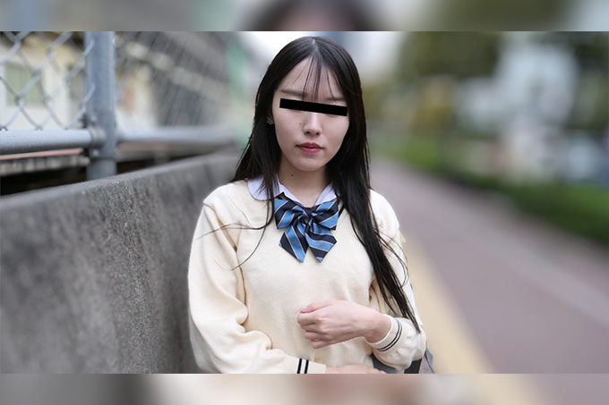 在火车上恶作剧穿制服的女孩山下萌香