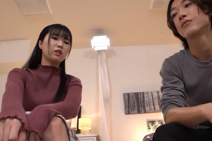 因为我没有做爱，所以我和她进行了股间性交，感觉很好，我们的阴户都湿透了！