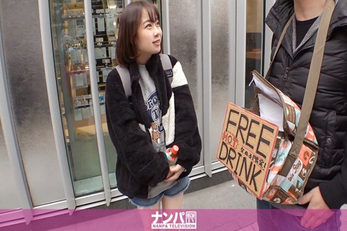 真实素人搭讪，初次摄影。 1599 在新宿用热饮获得年轻又热的女孩！原运动员系紧致的身体全力打造！热的兴奋能温暖各种各样的地方♪