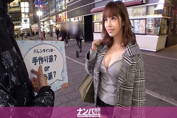 真实素人搭讪,初次摄影。 1593 “情人节是手工制作派?or买派?”完全被街头采访吸引的性感美女www 嘴上抵抗着激烈的肌肤接触,但大腿却超无缝性感地突出了