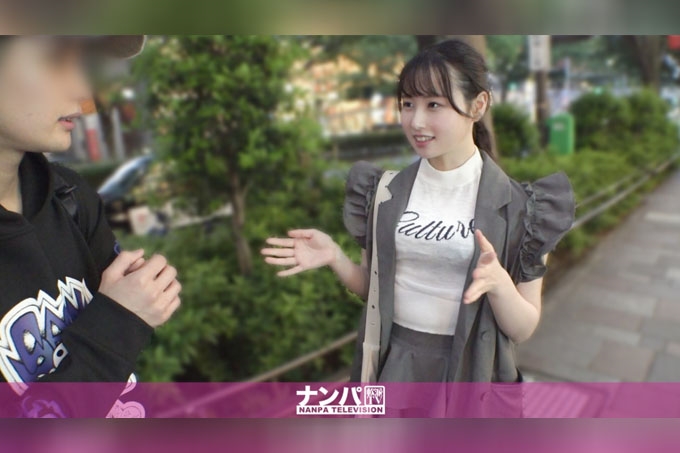 一个温柔的微笑，却带着一丝受虐的意味：一个开朗活泼的护理系学生，一旦被挑逗就停不下来……！