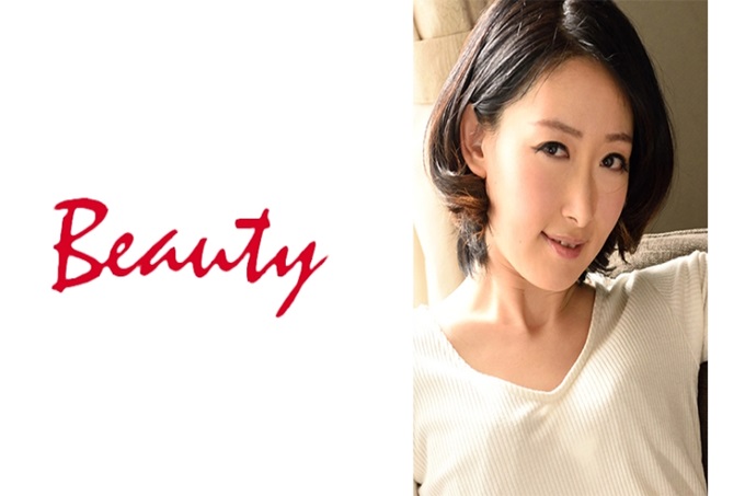 Beauty あきら 高个子美女逼近了一个目不转睛地仰面躺在床上的男人，“乳头勃起了呢”。露出勃起肉棒，热情地来回舔“好吃。有腥味的香味…”真是的。摘下男子的眼罩，“请仔细看我的○○”，自己张开双眼骑在脸上。男人用舌头来掩饰，她的兴奋度会越来越高。以骑乘位合体，一边眺望结合一边抽插是必看的。