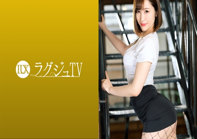 豪华素人俱乐部 1415 一无所有Trave的美女社长为了寻求更大的刺激而出演AV。喉咙深处品味最喜欢的巨根，流着淫荡的口水，脸上浮现出恍惚的表情！如果将巨根植入胖墩墩的身体里，一边浸湿脸颊一边摇动巨乳，一个劲地乱翻！