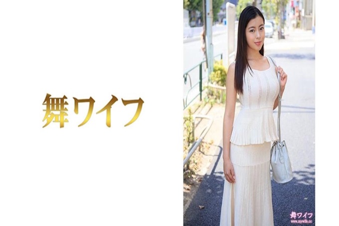 舞ワイフ 川畑エミリー 1 西班牙人和日本人混血，充满异国情调的年轻妻子。那样的她为什么会意识到出轨呢？那是经营旅游业的丈夫的工作不顺利了…。丈夫把无法随心所欲工作的压力发泄给了她，更决定性的是把爱犬●●了。