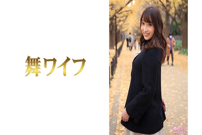 舞ワイフ 大野すみれ 1 曾经是某知名企业的接待小姐的大野。作为公司的招牌，其行为举止自不必说，其美貌也得到了磨练。在这样的情况下，大野遇到了像时尚电视剧一样的约会，甚至结婚了，之后大野的人生就大错特错了…。射杀她的是客户公司的董事，当公司内部发现她正在交往时，被女同事欺负，甚至被男职员讨厌。结果，退职成为专业主妇进入家庭后又被和婆婆的争执所折磨…。