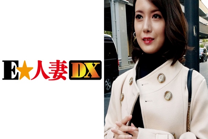  一个很酷的美女妻子通过检查她的内衣来炫耀她完全勃起的乳头。小而漂亮的屁股！第一次他妈的尴尬经历！