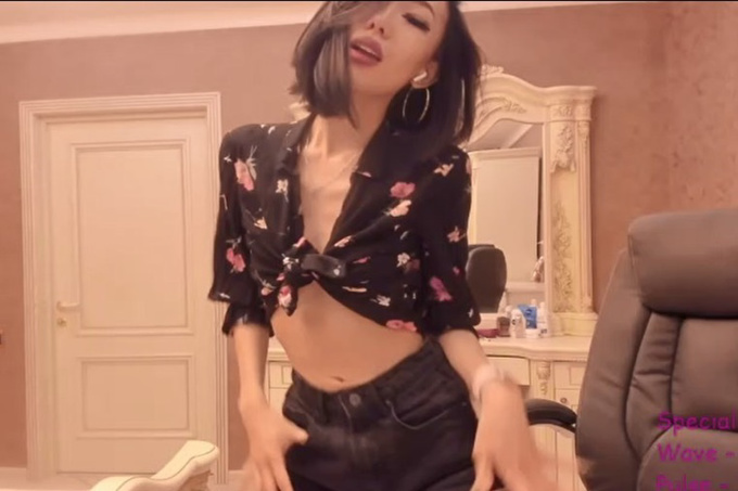 [欧美主播外流]女主播脱衣挑逗私处近拍抠穴自慰美乳晃眼好吸睛比A片女优还正点
