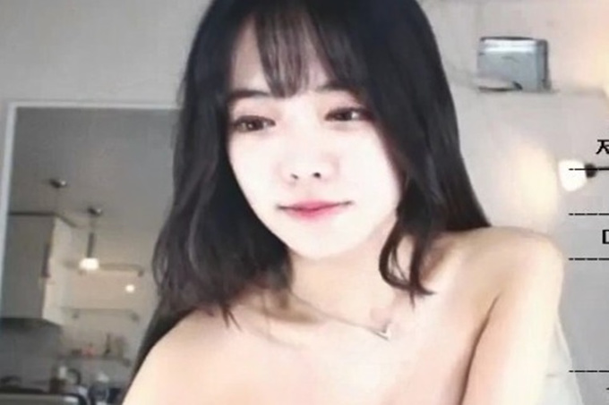 [韩国主播外流]美乳妹把奶压在镜头前~可恶，好想舔！