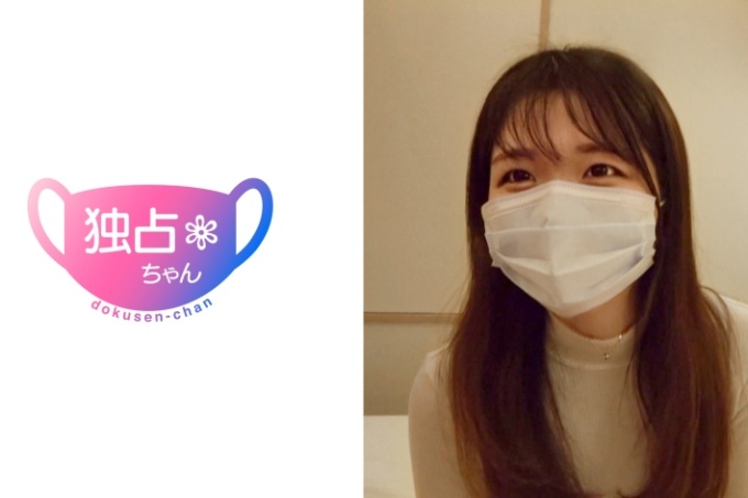 她是一位美丽的女大学生，拥有美丽的皮肤、美丽的腿和美丽的臀部！