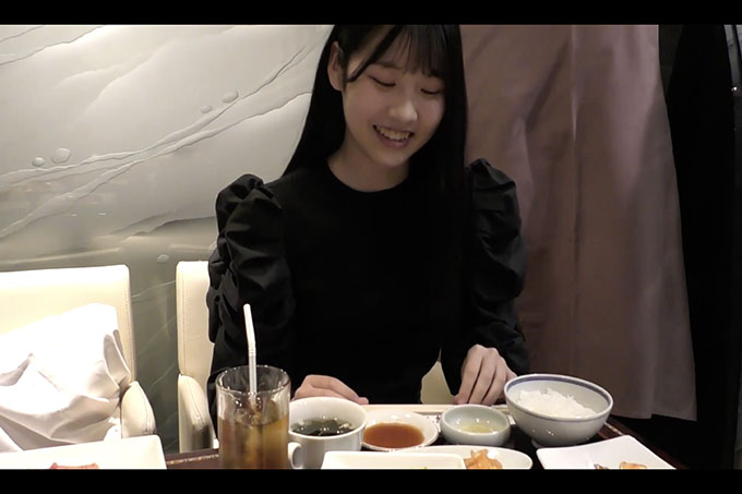 （3）皮肤白皙，身高152cm，可爱的化妆品店员。干净清纯的女孩，淫荡的表情让你着迷，梦幻般的体验……这是用橡皮筋做出的承诺，但我们的感情彼此相连，当你染上我的颜色时，我兴奋并射精。