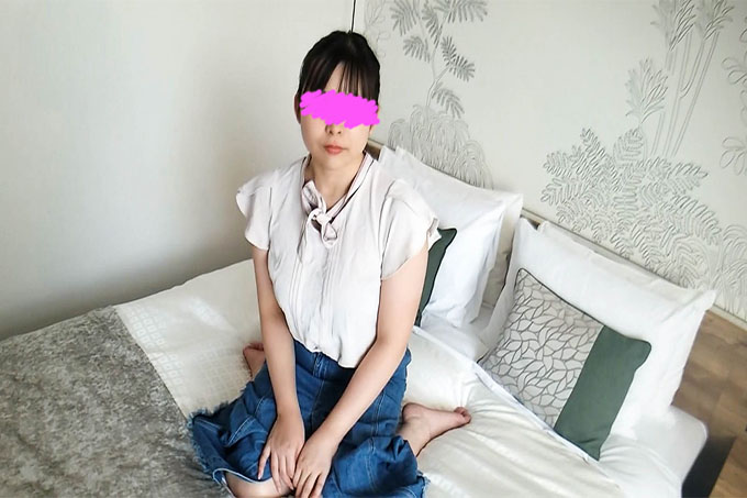 由bonder而不是兴趣拍摄的奇闻趣事视频。在宠物店工作的整洁迷人的女孩在男友面前表现出私密的性爱