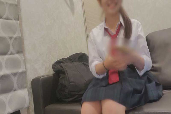 女子学校三年级，在甜甜圈店打工。虽然是普通的爸爸工作，但他未经允许就发生性关系。他很敏感，所以他就这样射了。