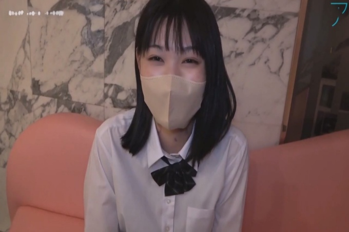 [FC2]我拍摄了一个真实、无辜的三年级学生。清纯的性格和白皙的皮肤真是太吸引人了！当我把我的鸡巴插入一个接受我所有欲望的天使时，我的敏感度爆炸了，性爱是惊人的♡我们都对彼此有感情♡