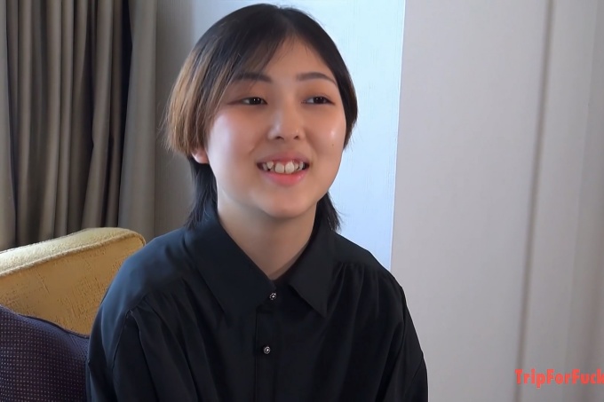 [FC2] (2)8 一个年轻的男孩子气的处女。与好色老男人的初吻