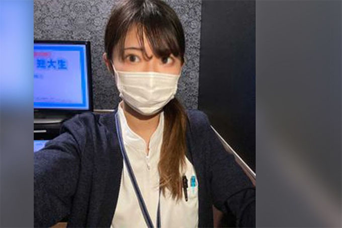我拍了一个穿着工作服的活跃护士的奇闻趣事。大量阴道暨射在毛茸茸的猫上♡两种感觉♡