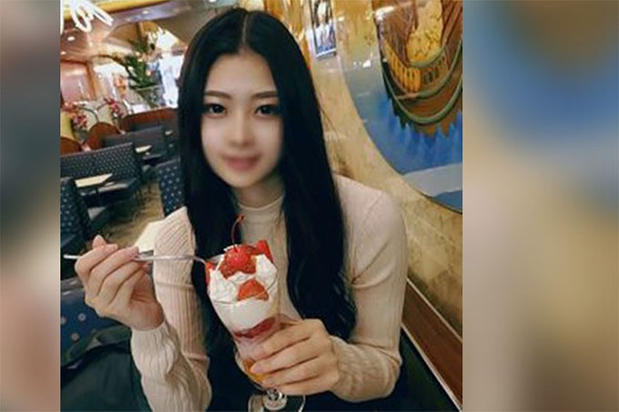 第一枪！ ！！数量有限！ [未经审查] 一个连半点都没有表现出性欲的美女的真实身份...... ！！太恶心了，我在床单上画了一张地图......