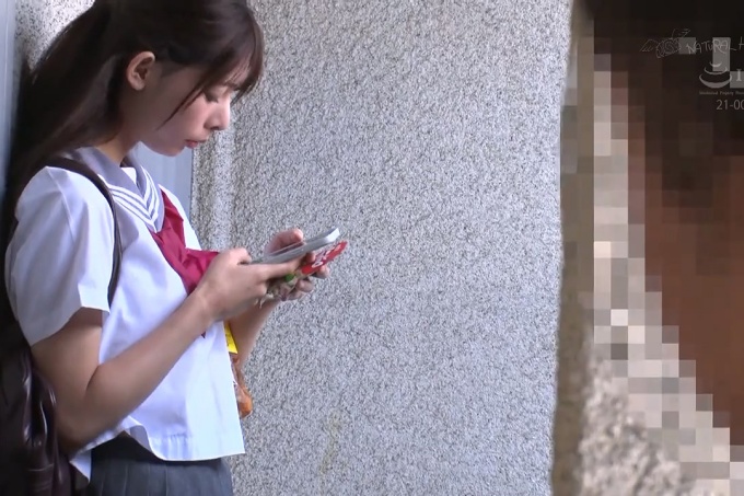 住在同一间公寓的一个小女孩立即被涂了春药的鸡巴操了。