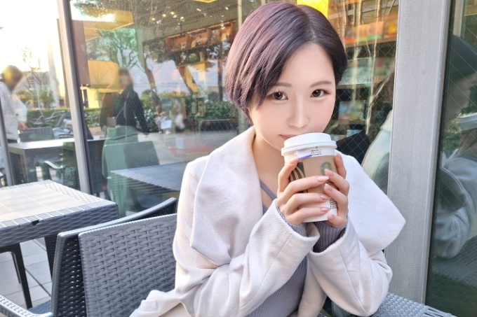 一位年长的女士,带着平静而神秘的气息。