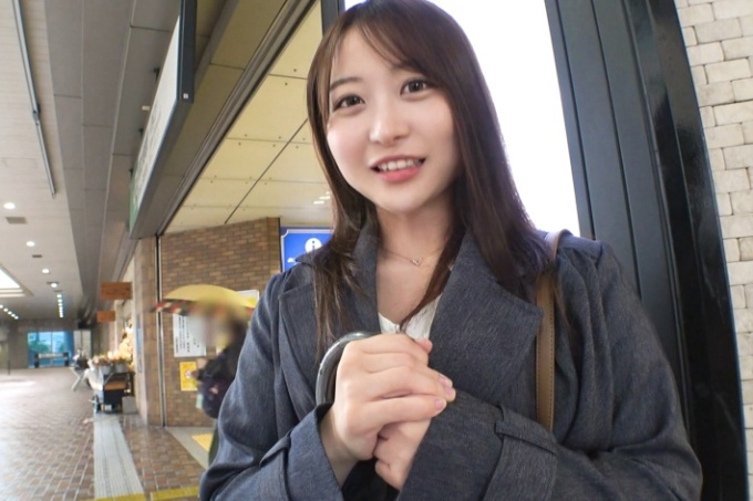 一个浑身纯洁无瑕、如动物般可爱的小女孩，按捺不住自己压抑的性欲，来到了这里。