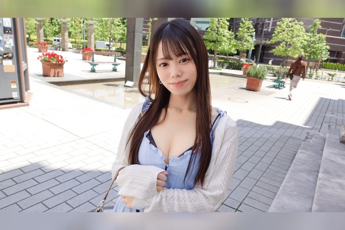一位性感至极的大学生应聘了！她那性感的外表掩盖了她臀部的动作，性感得几乎要爆炸了！