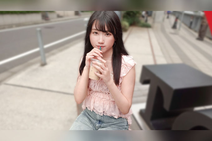 难道这个害羞又变态的音乐学院女大学生的弱点是她的乳头吗？！她看起来对性不感兴趣，但一旦开始，她就贪婪地追求快感！