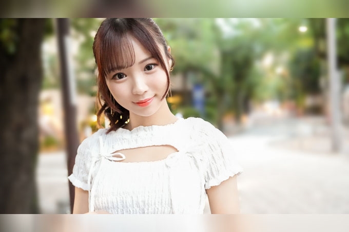 这位长着娃娃脸的美女藏起了她的终极武器：她那对硕大的乳头！喷涌而出的汁液就像洒水器一样！
