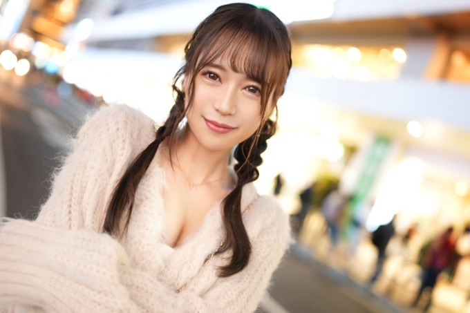 在酒吧工作的海报女郎决定出演AV！那个说是为了学费的女孩，其实是个性怪物！ ？