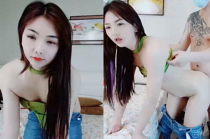 【极品瑜伽教练】，牛仔裤女神，粉丝强烈要求验证，上演一字马，这个姿势干逼礼物不断，肤白貌美，罕见尤物