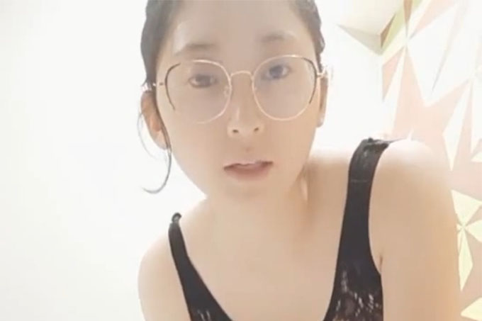 表面清纯眼镜大奶小媳妇和男友双人啪啪直播大秀诱人肚兜半露乳房爱爱扭动身体奶子上下晃动真是馋人啊