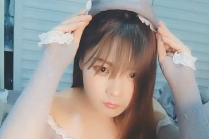 清纯小可爱的妹子穿上情趣装玩啪啪直播给狼友欣赏口交舔JJ抽插上位骑乘爱爱就是爽