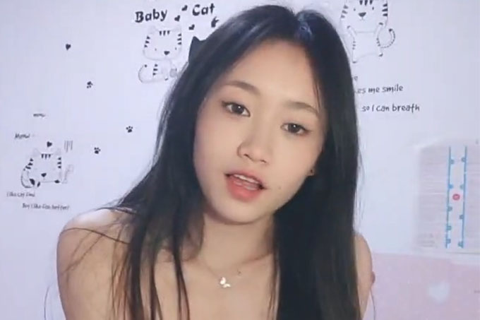 清纯校园女神 晚自修回来下面就开始瘙痒，上线给哥哥们近距离欣赏美屄和美乳，好会聊天哦