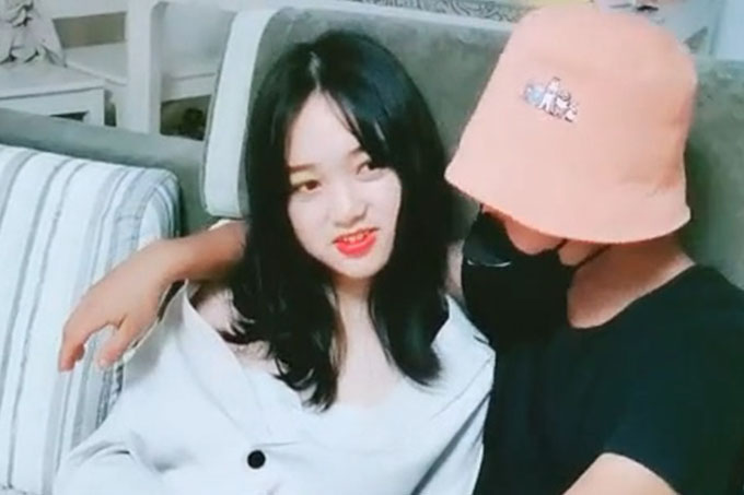 强上邻居女儿露脸