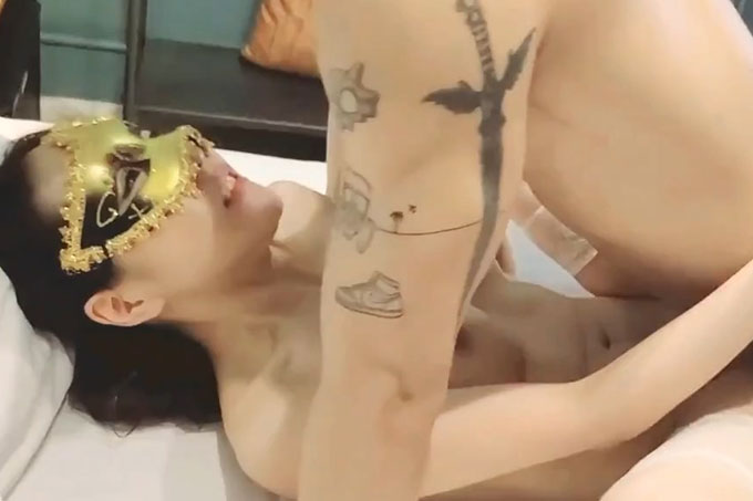 极品美娇妻，巧克力腹肌和豪乳玉体的淫荡夜晚2