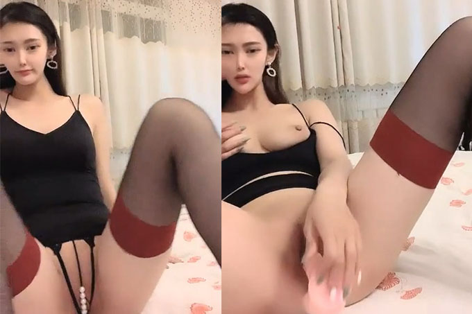 高挑御姐范小姐姐，黑丝大长腿，珍珠内裤只能遮住一线天，道具自慰，插嘴又插穴
