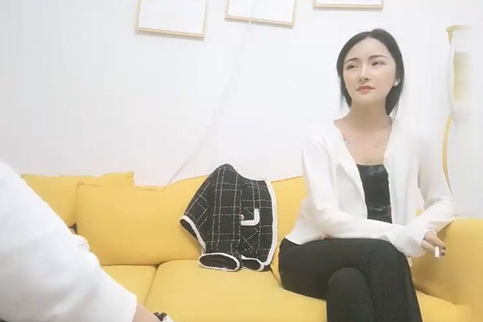 气质绝佳漂亮的美少妇,美女刚进屋男的就按奈不住抱着屁股要插她,沙发上被干的死去活来.国语!