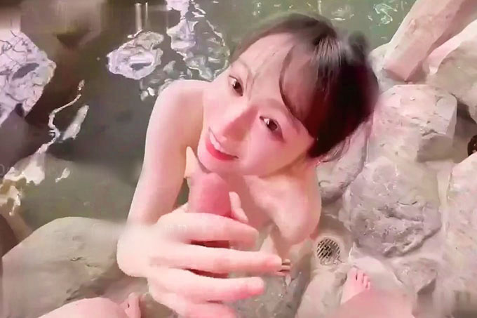 高潮盛宴 绝顶媚态蜜汁嫩鲍美少女温泉被男友羞涩玩弄 女上位全自动榨汁 同步高潮内射眩晕上头