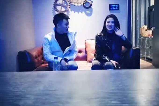 高颜值皮衣妹子酒店啪啪换上黑丝 苗条身材口交大力猛操呻吟娇喘连连