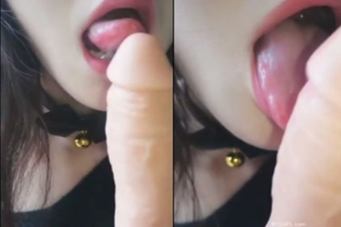 没有人的夜晚，只好含假屌幻想哥哥的大棒棒