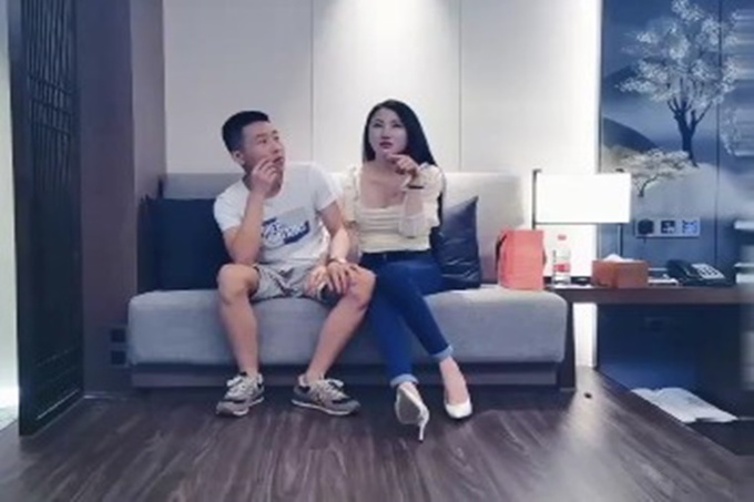 约了个网红脸妹子酒店啪啪，穿上情趣装69口交上位骑乘抽插，呻吟娇喘非常诱人