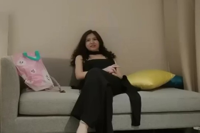 黑裙少妇，穿上情趣装沙发上骑坐后入猛操