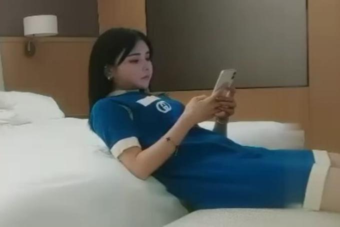  高颜值KTV妹子第二炮，扣弄舔逼上位骑乘大力猛操呻吟娇喘