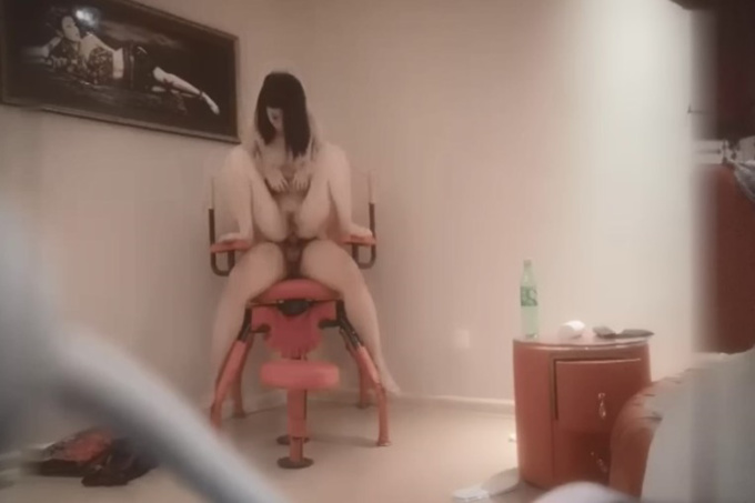 喷了三次以后美女终于求饶：哥哥别抠了，快点插进来，好难受..