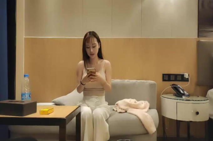 高颜值大奶妹子，口交上位骑坐性感屁股站立后入猛操