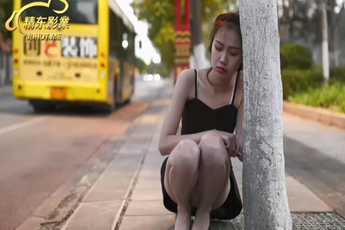 【今日推荐】精东影业出品国产AV剧情新作JD008-那些年一起追过的女孩 户外野战车震酒店各种操