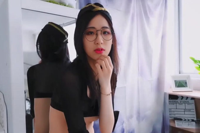 [中文主播外流]最新SSS极品高颜值女神【阿黎】超透明性感黑暗空姐，精致五官完美身材粉嫩无毛蜜穴血脉喷张