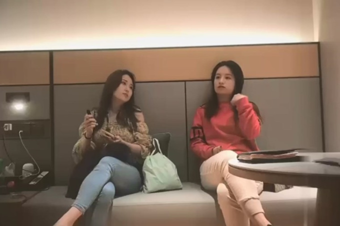 网红脸极品美女服,为了方便连内衣都不穿,高难度体位狂干,淫叫 你真的好大,一下就把我填满了!