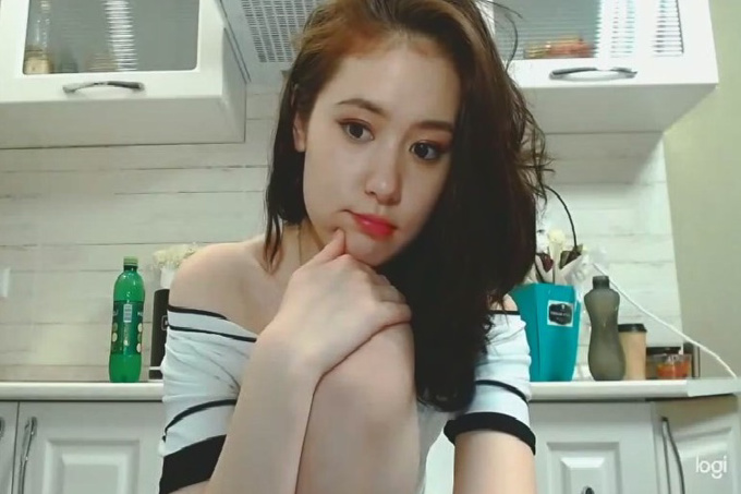 长相甜美极品清纯亚籍嫩妹厨房自慰第二部，椅子上跳蛋塞逼拉扯翘起双腿近距离特写高潮喷水